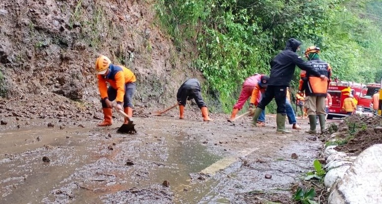 Proses evakuasi tanah longsor dan pohon tumbang di Payung III, Kota Batu. SP/ BJ