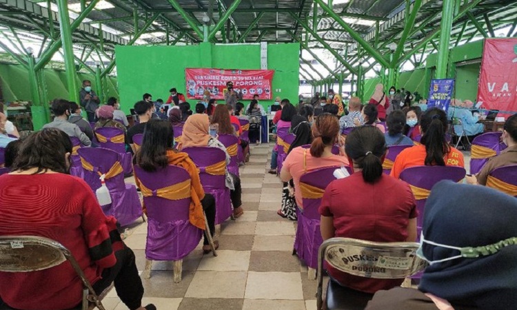 Proses vaksinasi Covid-19 di areal Pasar Baru Porong. SP/ Dinkes Sidoarjo