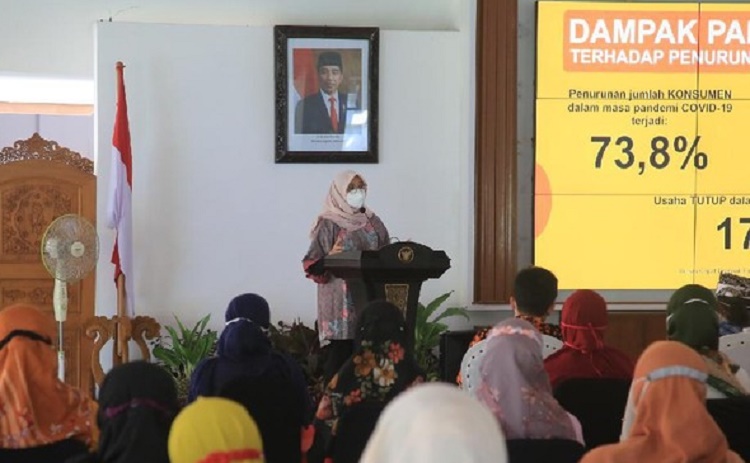 Bupati Banyuwangi Ipuk Fiestiandani saat menggeber pemberian sertifikat izin Pangan Industri Rumah Tangga (PIRT). SP/ BYG