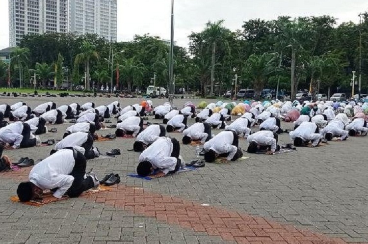 Ratusan tenaga honorer yang melakukan sujud syukur usai diangkat jadi PPPK. SP/ Humas Pemkab Gresik