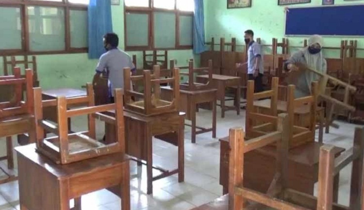 Beberapa guru yang sedang menata kursi untuk persiapan uji coba PTM. SP/ JBG