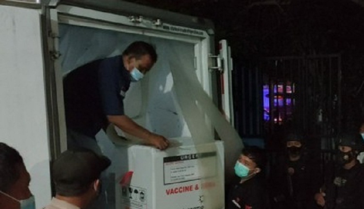 Petugas menerima Vaksin Sinovac tahap dua. SP/ JT