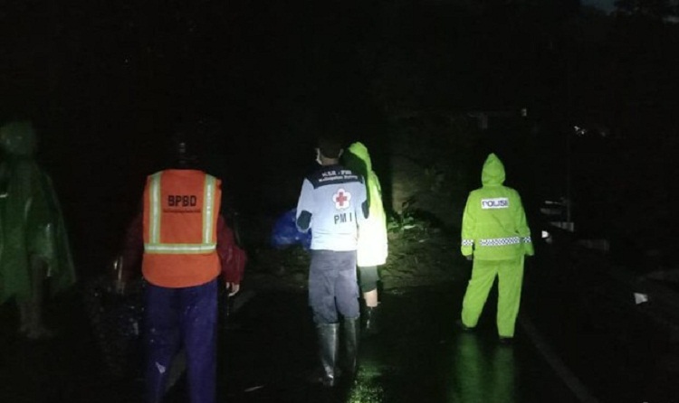 Petugas saat tiba di area longsor di Ngantang yang tutup jalur Malang-Kediri. SP/ DECOM