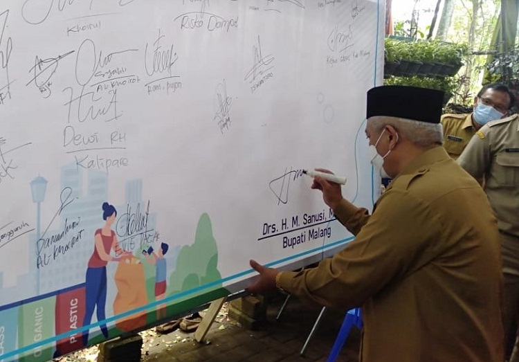 Bupati Sanusi saat menghadiri peringatan Hari Sampah Nasional di TPA Edukasi Talangagung. SP/ Mlg