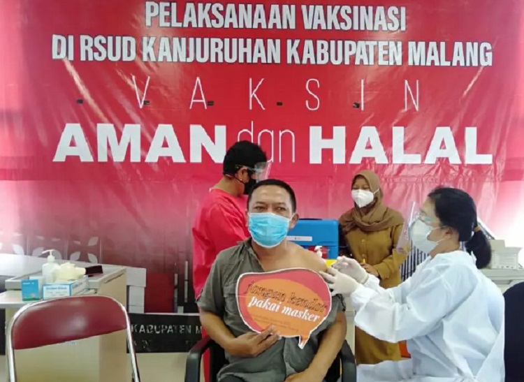 Ketua PWI Malang Raya Cahyono jalani vaksinasi di RSUD Kanjuruhan Kepanjen. SP/ Dinkes Malang