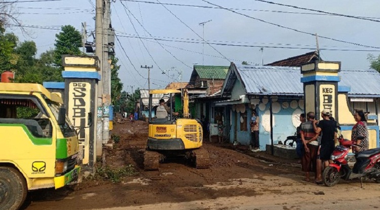 Sisa banjir yang mulai dibersihkan di Nganjuk. SP/ DECOM