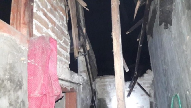 Kondisi gudang penyimpanan padi warga yang roboh dan timpa rumah warga. SP/ BPBD Nganjuk