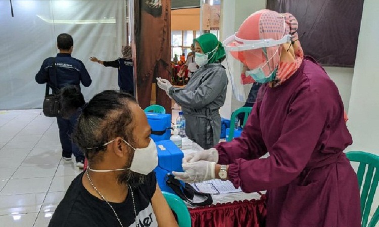 Salah satu warga yang divaksinasi Covid-19. SP/ PPNI Kabupaten Ponorogo