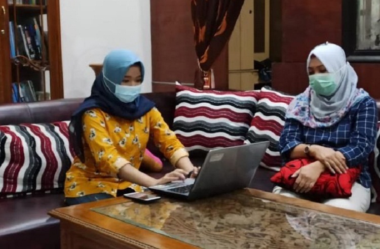 Risqi Nabila Ramadhani(baju kuning) saat mengunggah persyaratan daftar ulang di Prodi Kedokteran Unair Surabaya. SP/ PNG