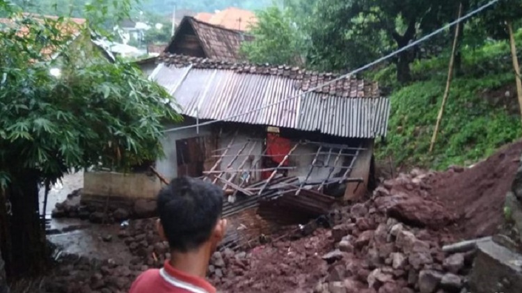 Longsor di Situbondo yang menimpa rumah warga. SP/ DECOM