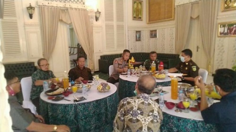 Rapat evaluasi terkait pelaksanaan Perbup Tuban terkait prokes Covid-19. SP/ DN