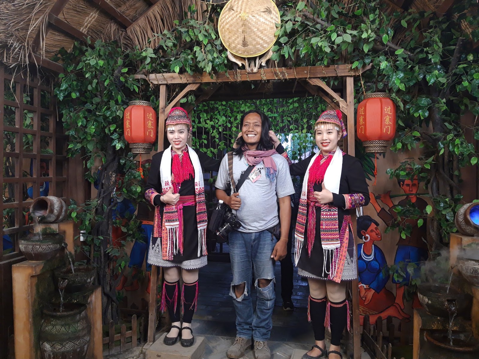 Tradisi unik suku Li & Miaw menjewer telinga sebagai ungkapan salam. SP