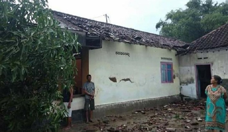 Salah satu rumah warga yang atap rumahnya rusak diterjang angin kencang. SP/ BPBD Jombang