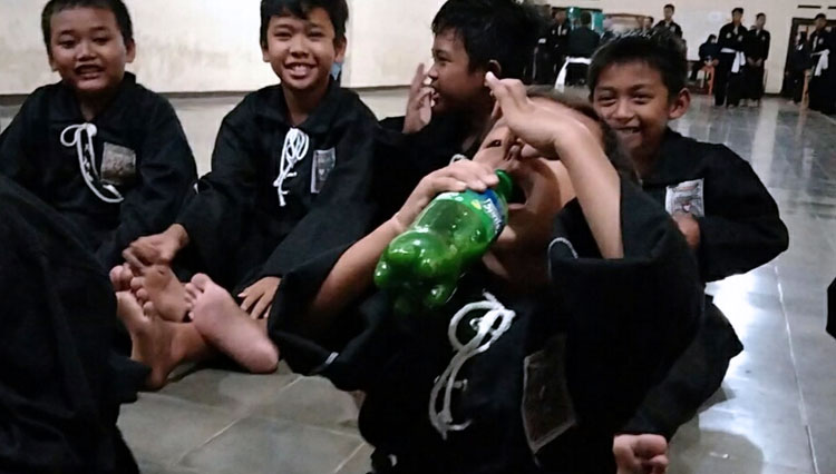 Anggota Pencak Silat Setia Hati Terate di Desa Milangasri, Kabupaten Magetan minum jamu tradisional. SP/ BJ