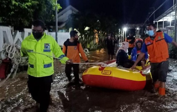 BPBD Probolinggo dan petugas gabungan saat mengevakuasi 10 warga terjebak banjir di probolinggo. SP/ BPBD Probolinggo
