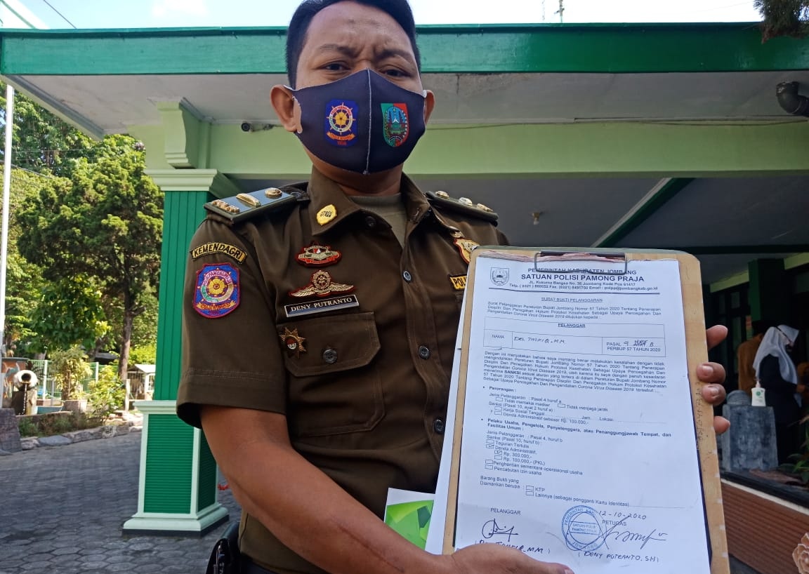 Satpol PP Jombang tunjukkan surat bukti pelanggaran dan sanksi terhadap Kepala Kanwil Kemenag Jombang. SP/ M. Yusuf