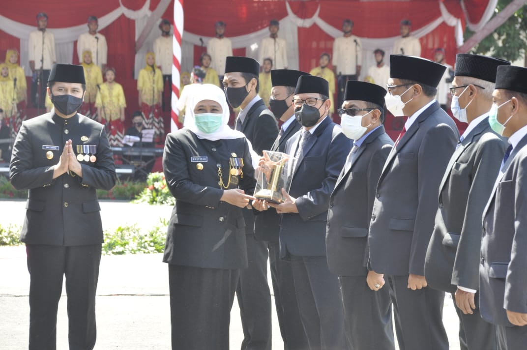 Wabup Tuban terima penghargaan Desa Tangguh Bencana Terbaik dari Gubernur Jatim, Khofifah Indar Parawansyah. SP/ Her