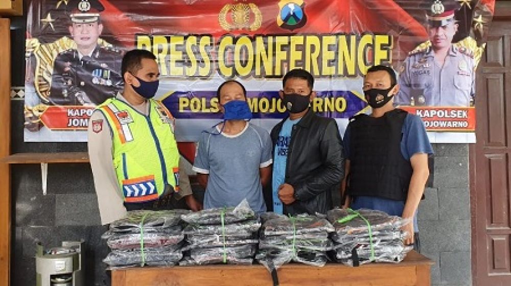 Salah satu pelaku penipuan (kaos abu-abu) yang diamankan polisi beserta barang bukti tas. (SP/Ist) 