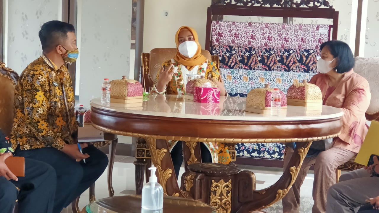 Wali Kota Mojokerto, Ika Puspitasari saat menerima studi banding PTM dari Diknas Kabupaten Ponorogo. SP/Dwy Agus Susanti