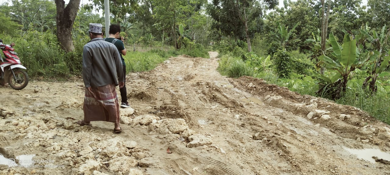 Jalan poros Desa Batu Poro, Kecamatan Kedundung rusak parah seorang warga setempat menaruh batu supaya bisa dijalani. SP/ Gan