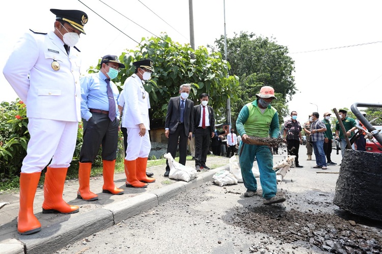 Bupati Sidoarjo Gus Muhdlor dan Wabup Subandi tinjau perbaikan jalan rusak. SP/ Sugeng Purnomo