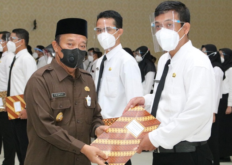 Bupati Fadeli menyerahkan SK pengangkatan ke perwakilan CPNS Lamongan. SP/ MUHAJIRIN KASRUN

 