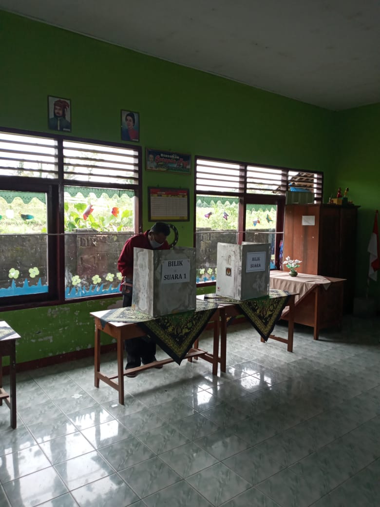 Tragedi saat memberikan hak Suaranya, korban terjatuh depan parkiran. SP/ Hadi Lestariono