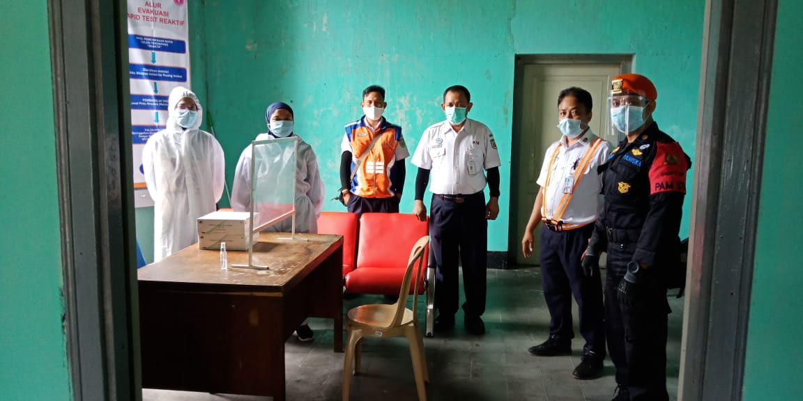 Petugas Kesehatan dari Stasiun Blitar dan kondisi Stasiun petugas berdoa sebelum lakukan kegiatan. SP/ Les