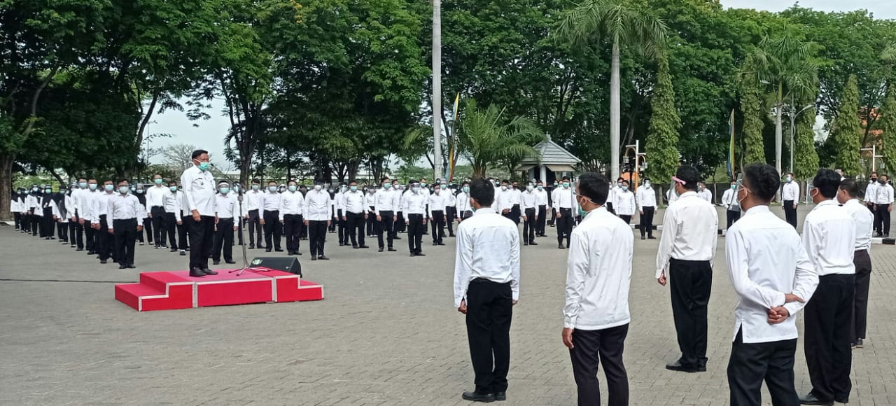 Upacara penerimaan 456 CPNS baru di lingkungan Pemkab Gresik yang dipimpin langsung oleh Bupati Sambari. SP/ M. AIDID
