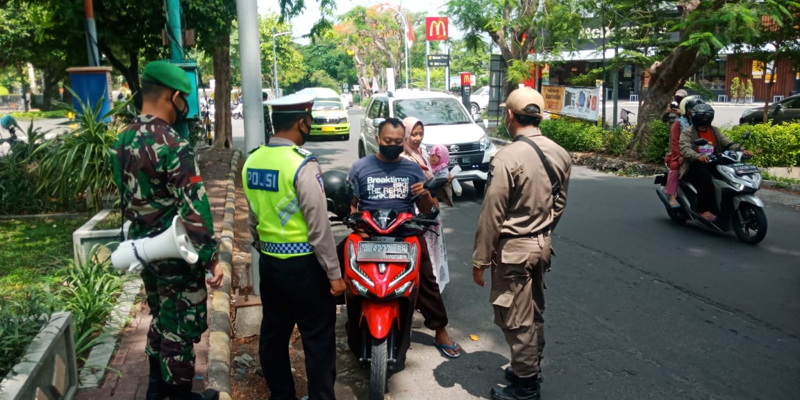 Suasana giat operasi yustisi di Bundaran GKB, Ahad (22/11). SP/ M. AIDID