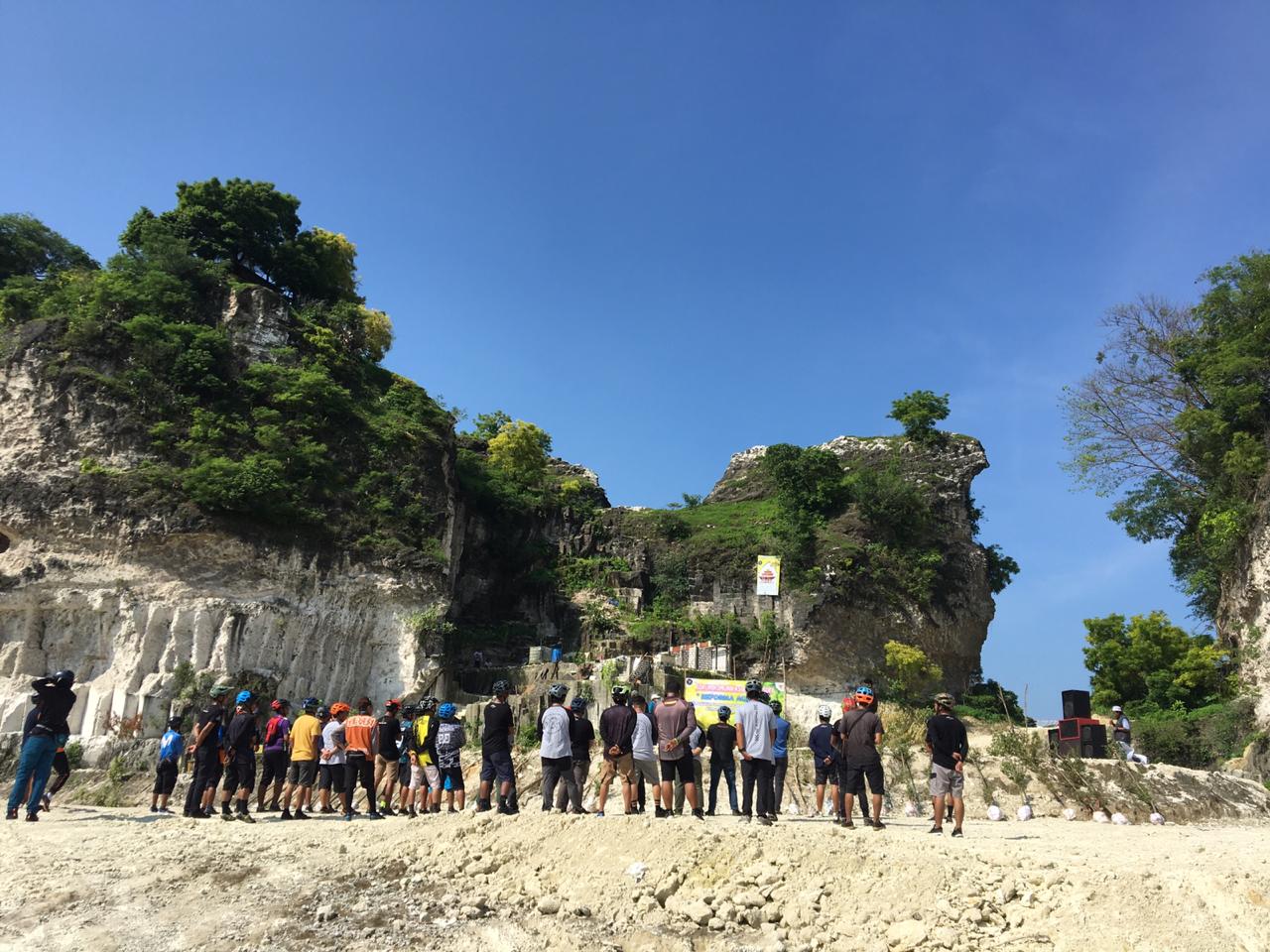 Suasana bakti sosial penghijauan lahan paska tambang yang digelar warga Desa Suci. SP/ M. AIDID