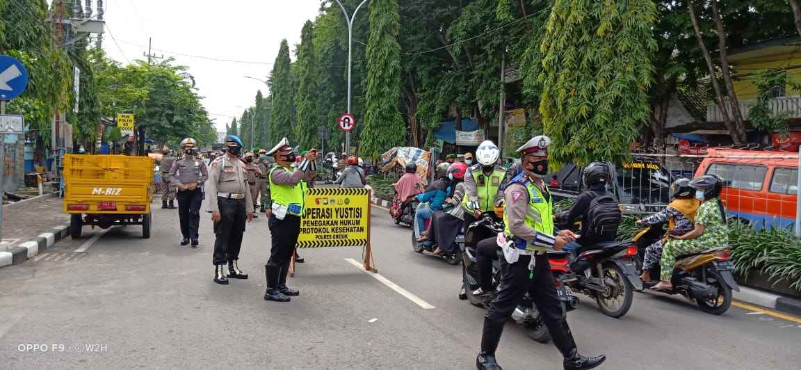 Giat operasi yustisi aparat gabungan di depan terminal angkot Jl Gubernur Suryo Gresik. SP/ M. AIDID