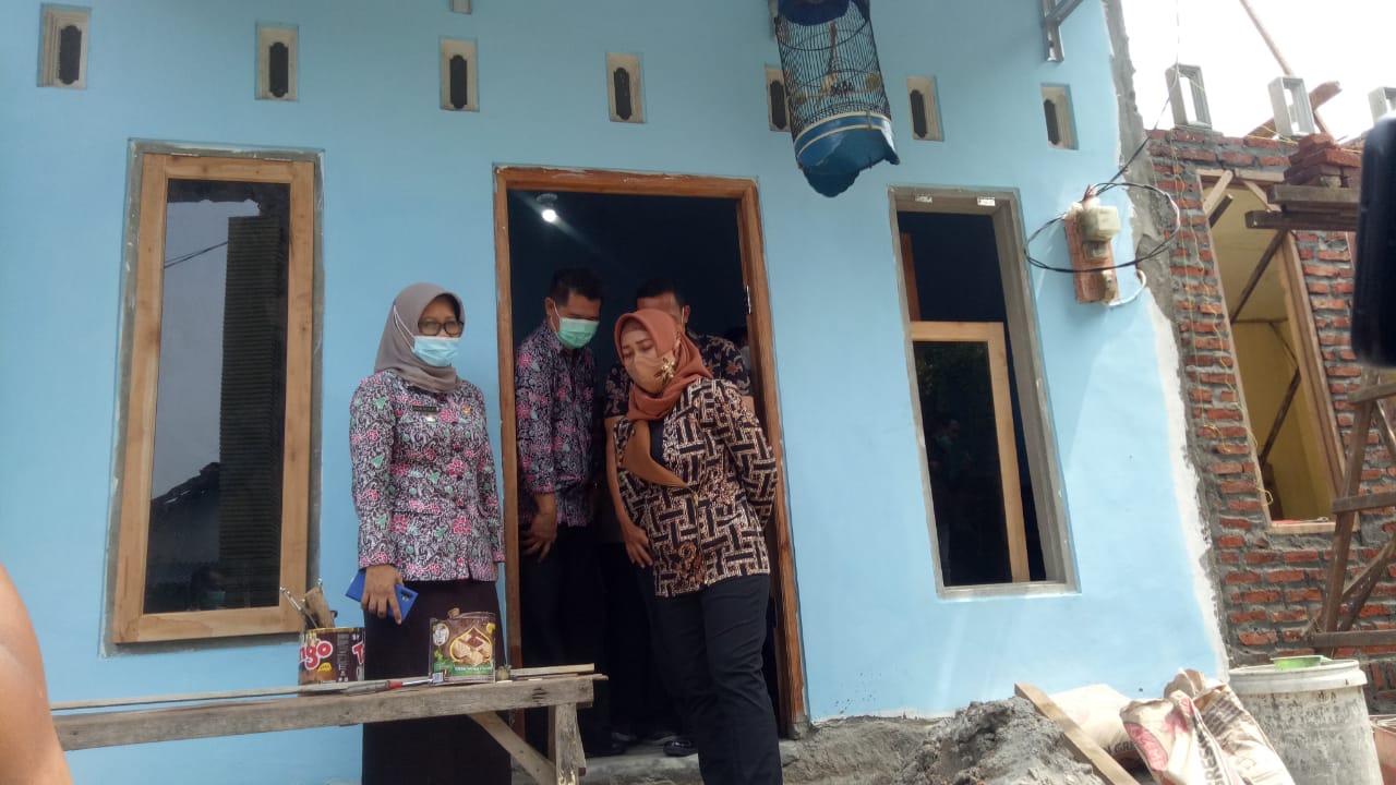 Ning Ita saat melakukan inspeksi mendadak (Sidak) di lokasi bedah rumah di Lingkungan Pekayon, Kelurahan Kranggan, Selasa (27/10/2020) pagi. SP/ Dwy Agus S