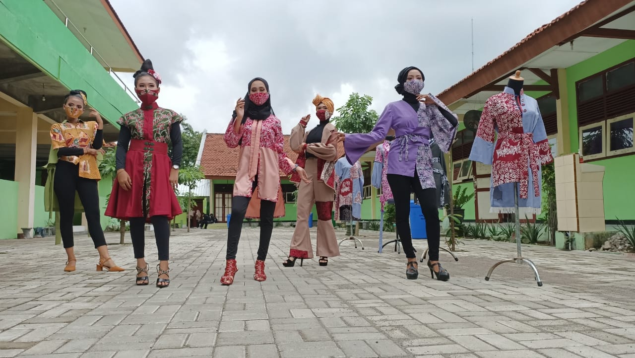 Pertunjukan fashion show out door hasil karya siswi SMKN 1 Sooko, Kabupaten Mojokerto. SP/Dwy Agus Susanti
