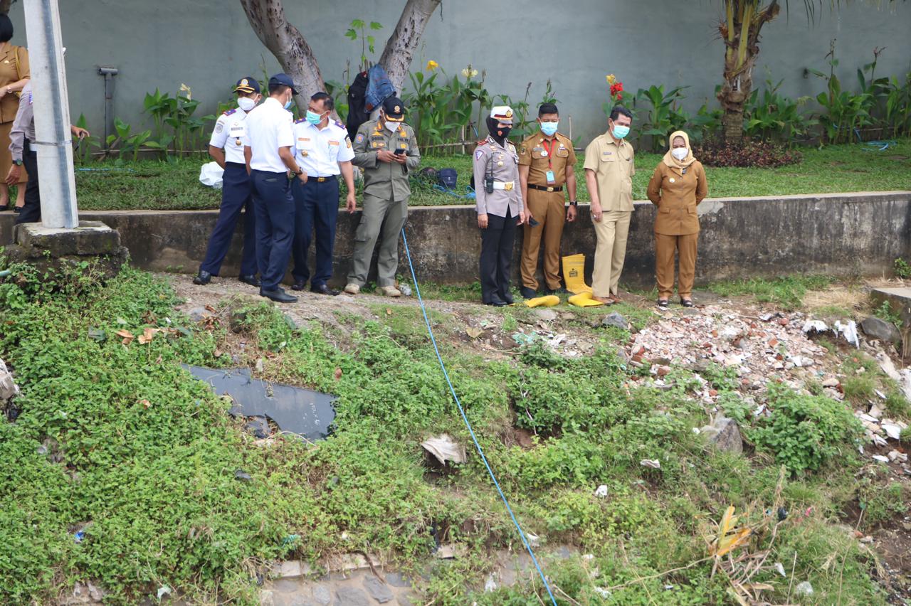 Wali Kota Ning Ita saat sidak kondisi  abutment jembatan KH. Usman yang tergerus aliran sungai. SP/Dwy AS