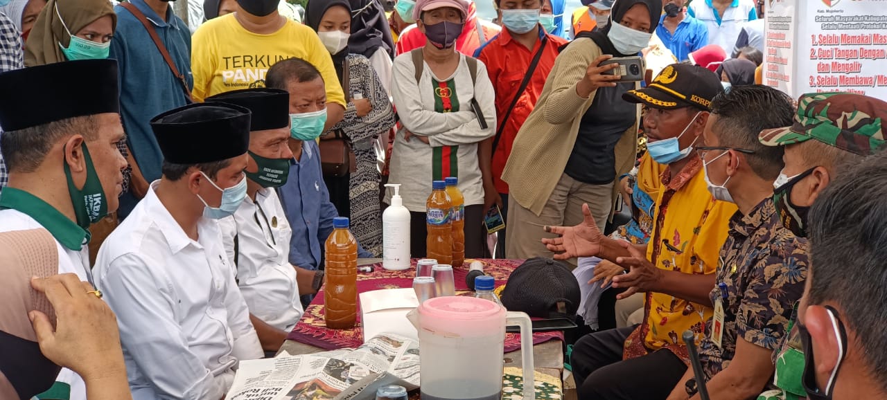 Wakil Bupati terpilih Mojokerto, Gus Barra dan Kepala Dinas PUPR saat meninjau lokasi banjir Desa Tempuran. SP/ Dwy Agus Susanti