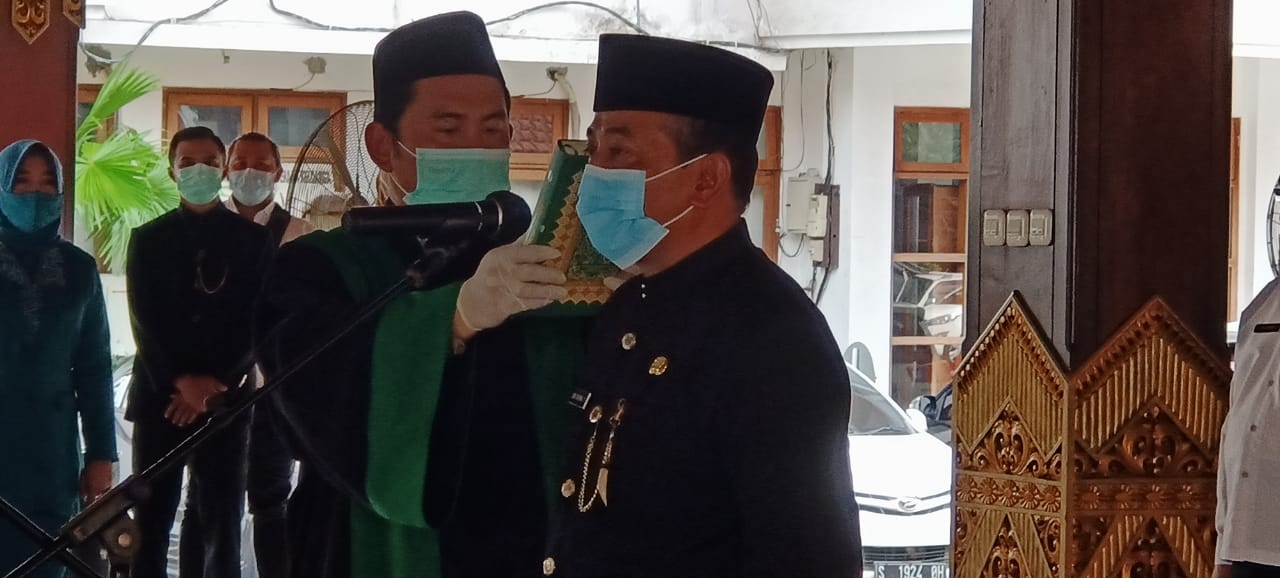 Didik Chusnul Yakin saat dilantik sebagai Penjabat Sekdakab Mojokerto. SP/Dwy Agus Susanti