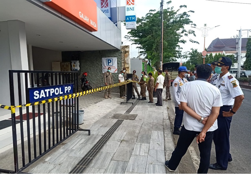 Kantor Kas Bank Negara Indonesia (BNI) di Jalan Gajah Mada, Kota Mojokerto yang disegel Satpol PP. SP/ Dwy