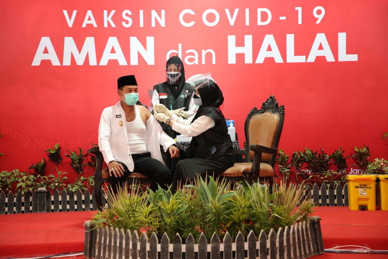 Wakil Bupati Sampang H Abdullah Hidayat Tampil pertama disuntik vaksin Sinovac. SP/ Gan