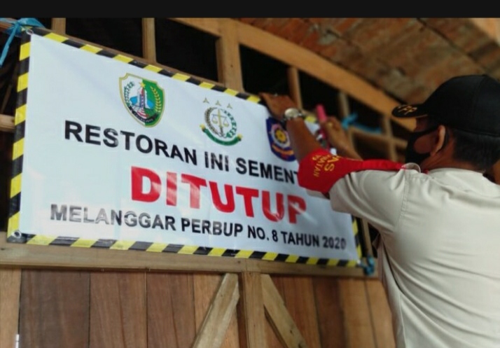 Rumah makan Adela disegel petugas. SP/ Gan