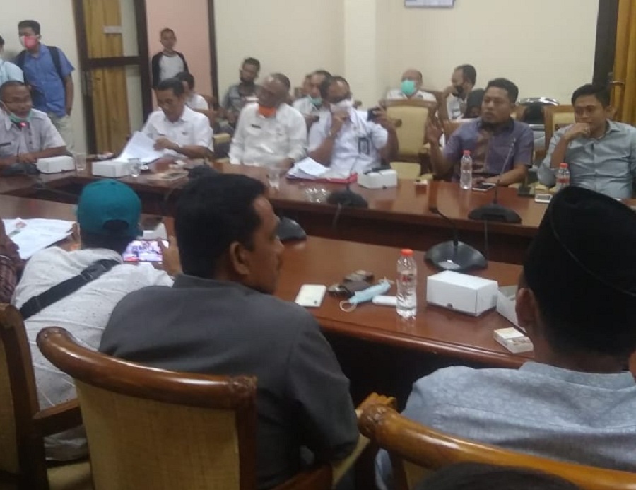 LSM audensi bersama Plt Kadis PUPR beserta Dewan terkait Proyek Rp. 12 milyar diduga menabrak Regulasi. SP/ Gan