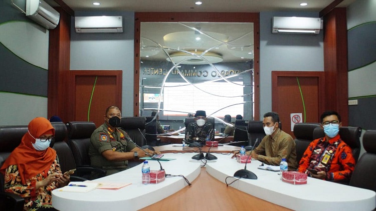 Pj Bupati Sidoarjo Hudiyono saat ikuti zoom meeting. SP/ Sugeng Purnomo