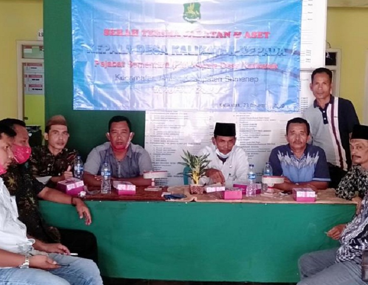 Pj. Kepala Desa Kalikatak kec. Arjasa kab sumenep, Mahfud tengah didampingi Sekdes dan aparatur Desa di Balai Kalikatak. SP/ AR