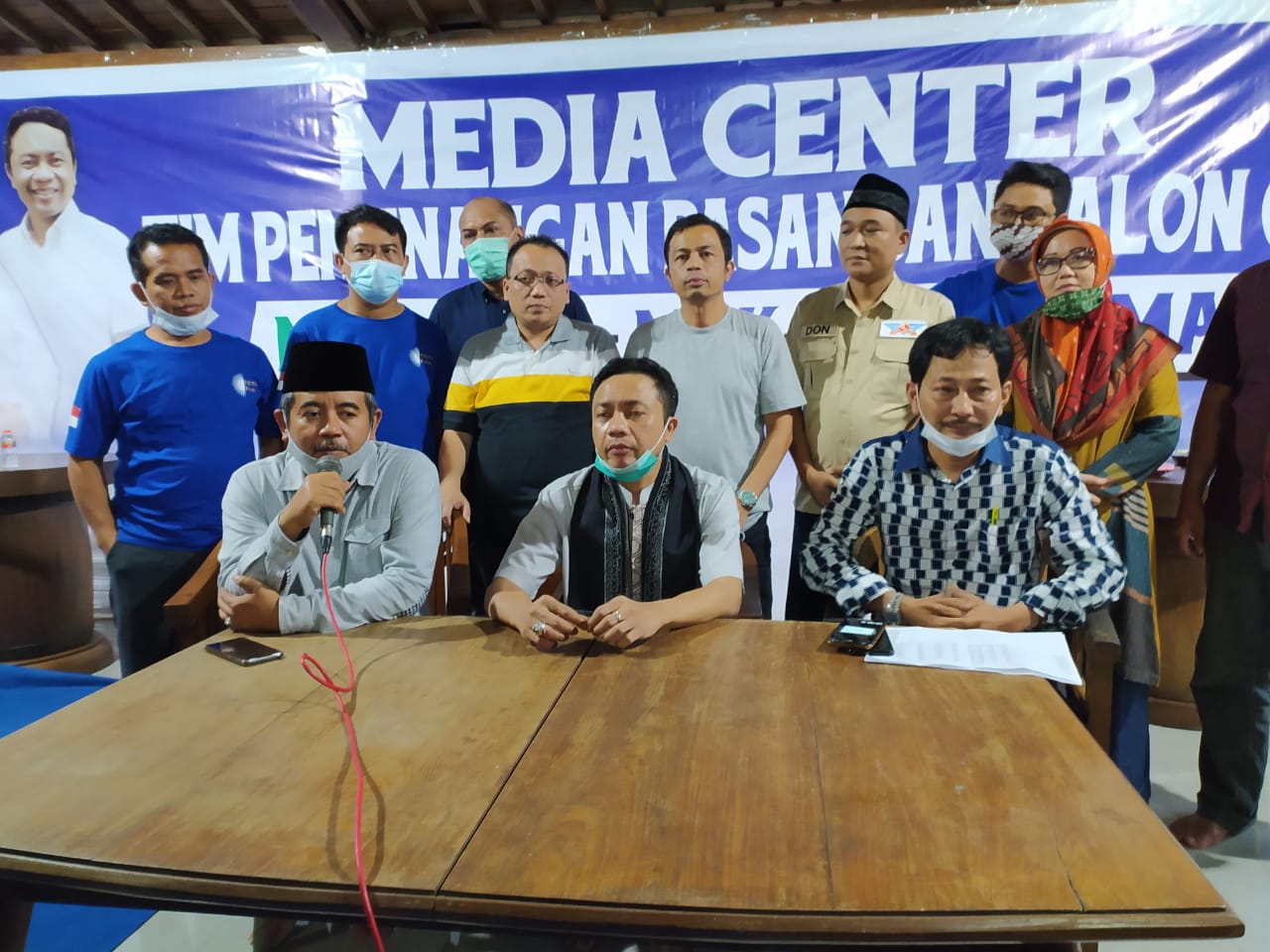 Tim pemenangan Paslon Bupati/Wakil Bupati Bkitar dengan nomor 02 ..berikan keterangan Pers. SP/ Les