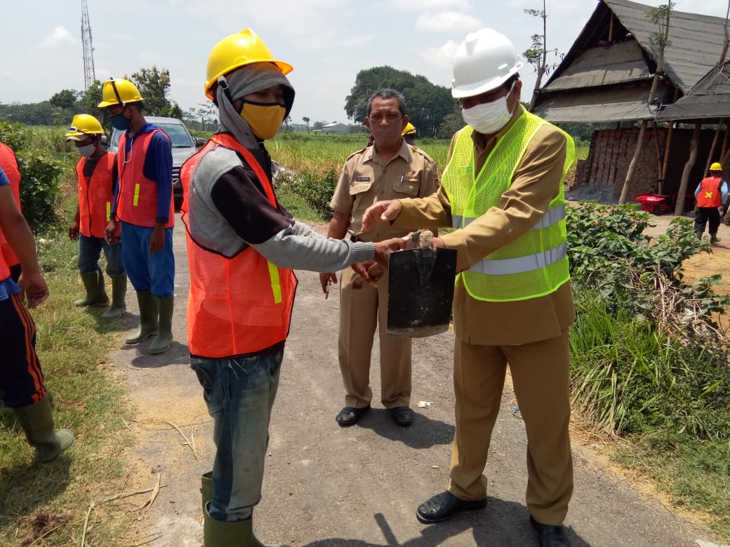Kepala Dinas PU Kota Kediri, Sunyata saat meninjau lokasi proyek padat karya. SP/ Can