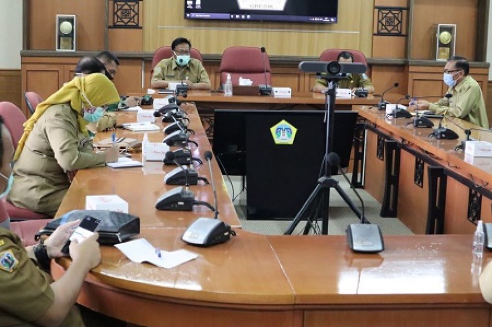 Suasana rapat evaluasi Satgas Covid-19 Gresik yang dipimpin langsung Bupati Sambari Halim Radianto. SP/M.AIDID