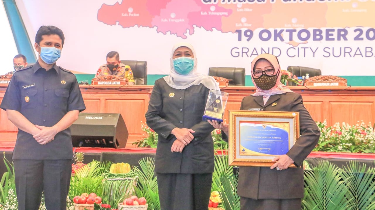 Gubernur Jatim didampingi wakil gubernur serahkan penghargaan WTP tahun 2020 dari Kemenkeu RI kepada Bupati Jombang. SP/ M. Yusuf