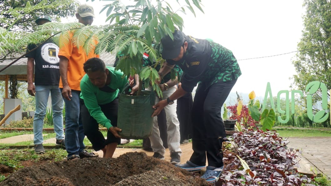 Ketua GPK Jombang dan petani Agropolis Kecamatan Wonosalam menanam pohon durian. SP/ M. Yusuf