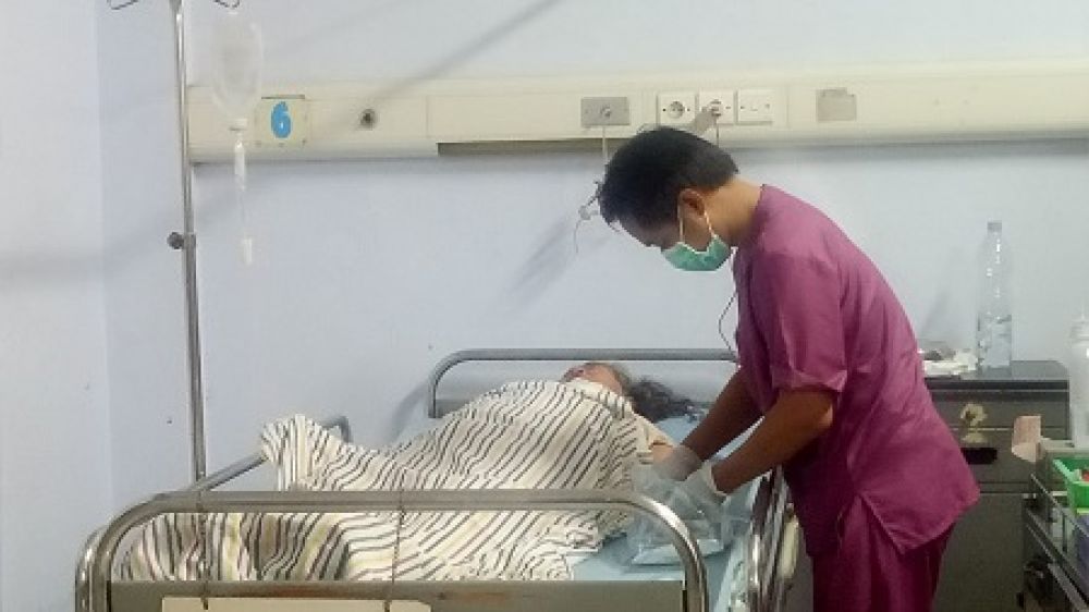 Muripah (65), korban penggorokan oleh anak kandungnya sendiri akhirnya menghembuskan napas terakhirnya, Rabu (30/9/2020) malam. SP/ Dwy