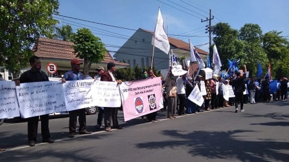 Puluhan buruh yang tergabung dalam Sarbumusi Jombang melqkukan unjuk rasa di depan kantor wakil rakyat. (SP/M. Yusuf)